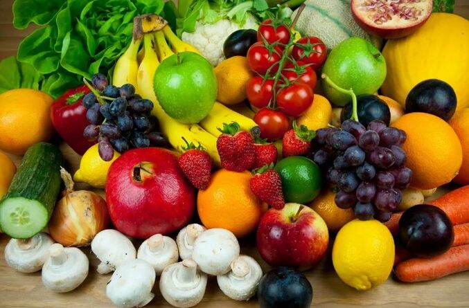 Buah segar dengan sayuran dan beri